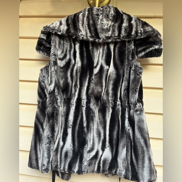 Tahari black/gray/white zebra pattern faux fur vest, waist tie, snap closure, M - Picture 7 of 11